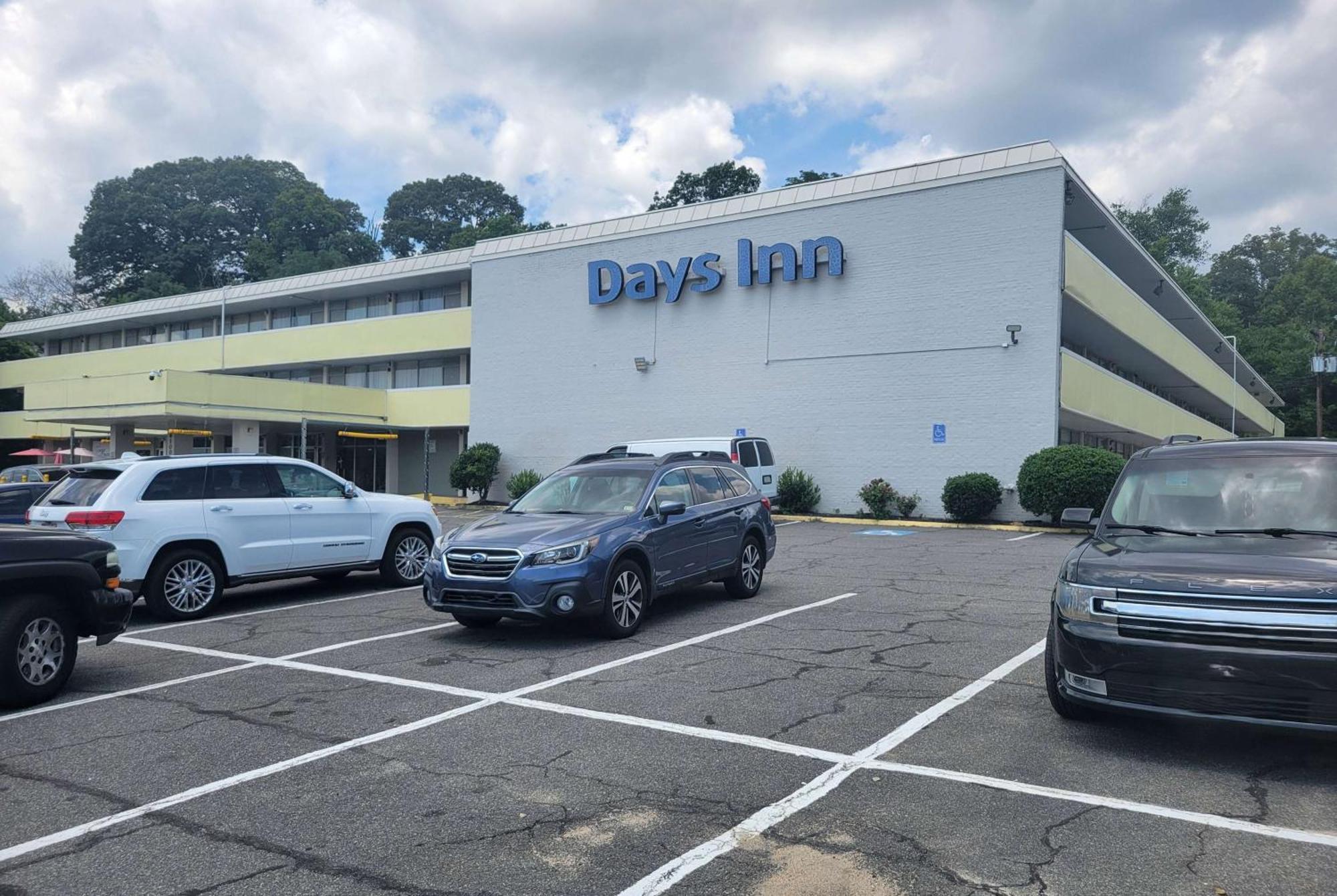 4 Budget Hotels Near River Farm Alexandria Worth Booking