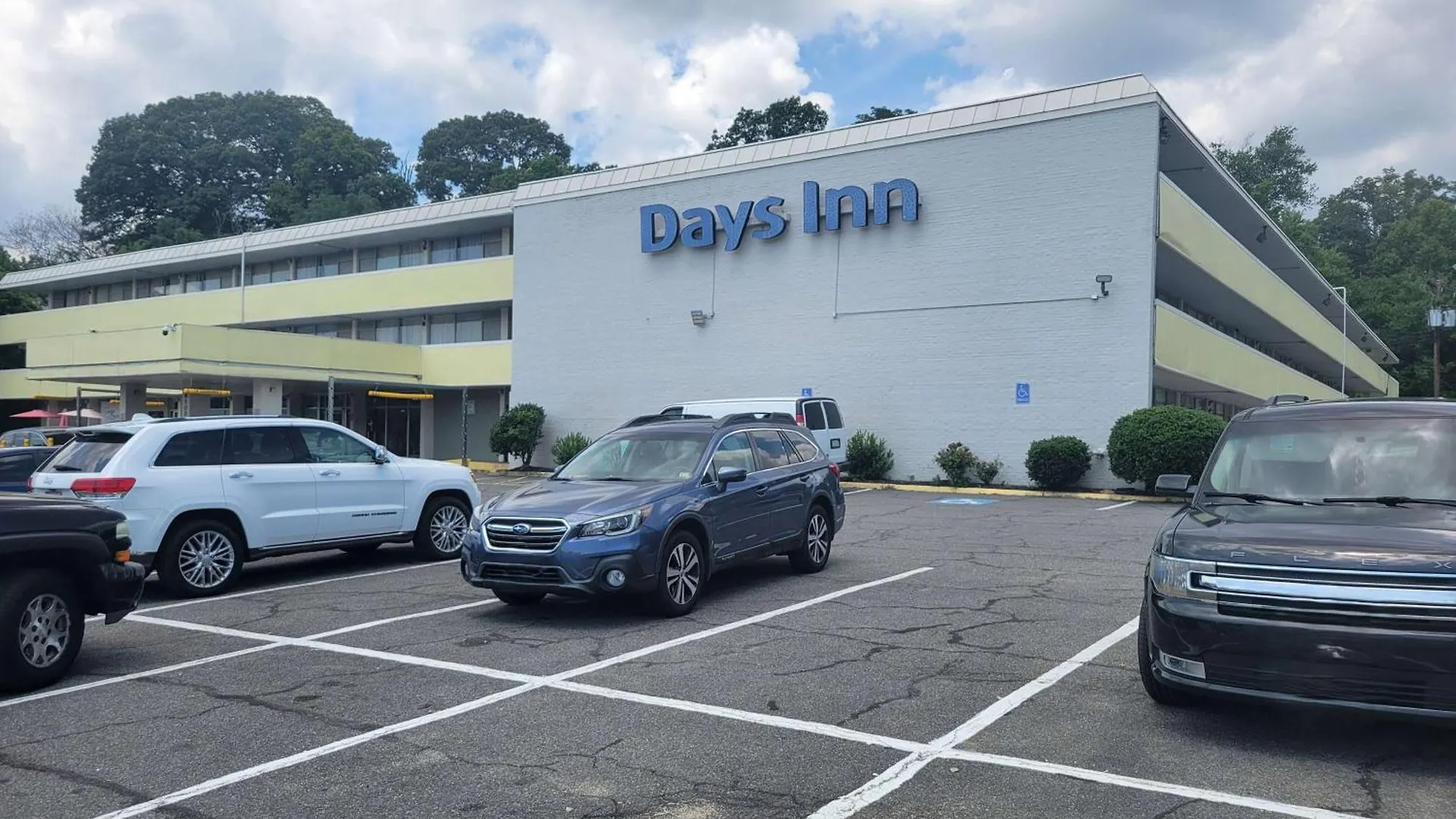 4 Budget Hotels Near River Farm Alexandria Worth Booking